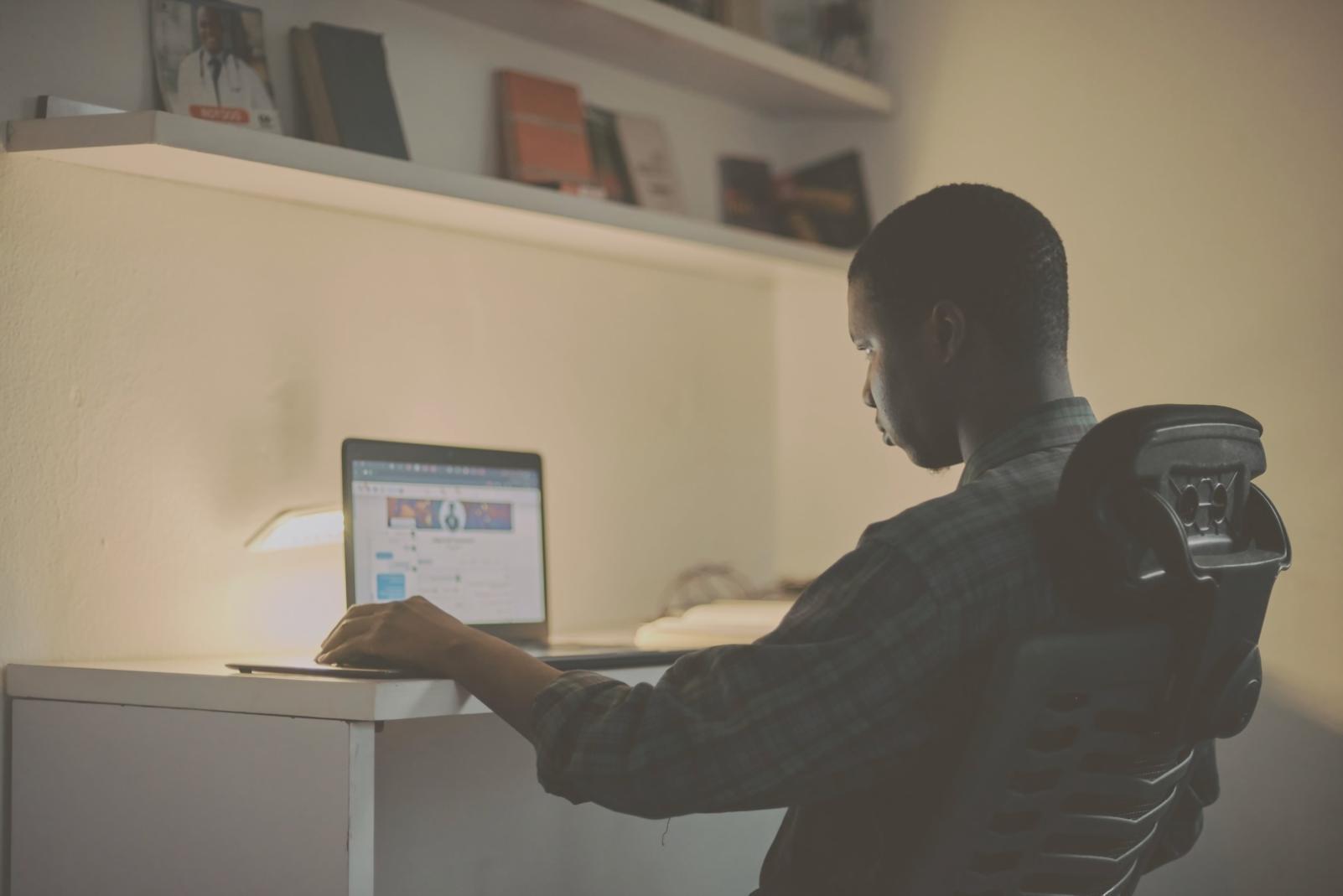 Équipe technique zephyriontalith travaillant sur des solutions informatiques avancées